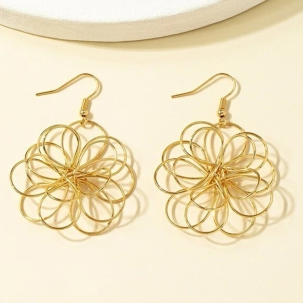 3-D Gold-Tone Flower Earrings BRAND NEW